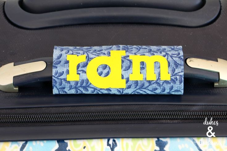 a close up of a piece of luggage with the word dm on it's handle