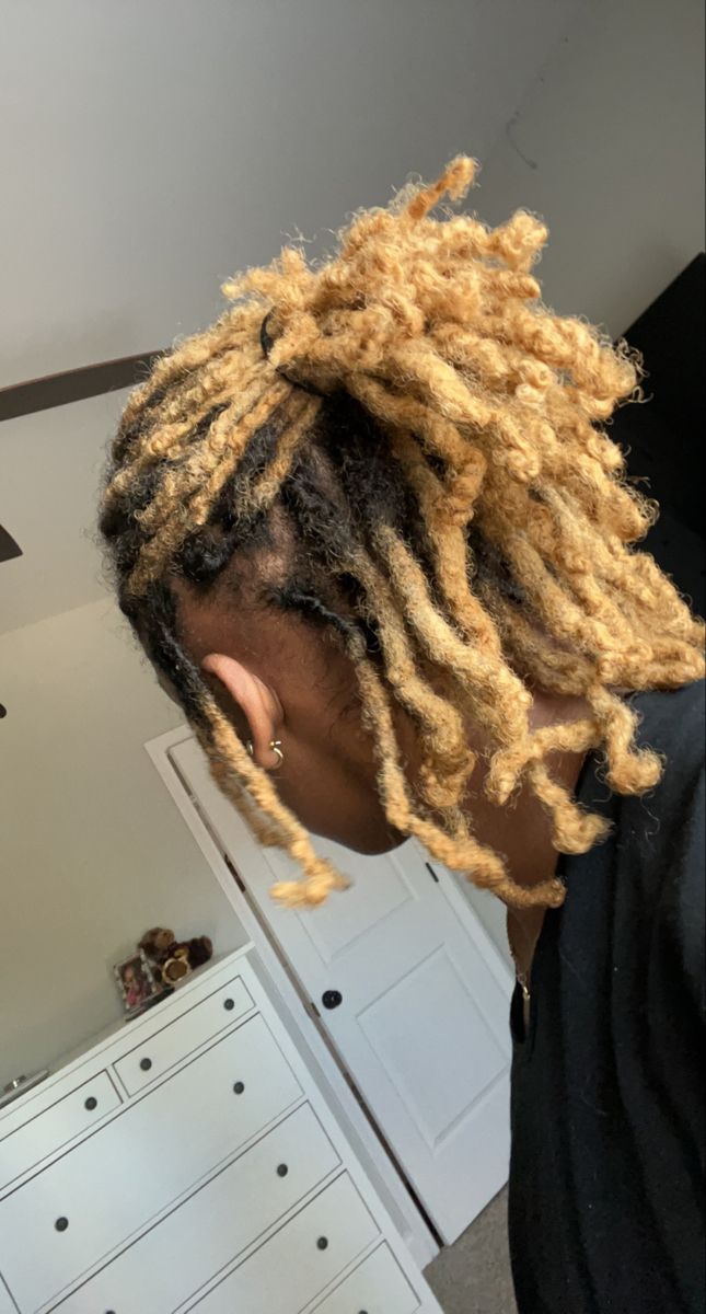 Dreadlocks Hair Color Ideas, Blonde Locs Aesthetic, Dreads Blonde Tips, Blonde Tip Dreads, Blonde Tips On Locs, Locs Blonde Tips, Black And Blonde Locs, Dreadlocks Dyed, Bleached Locs