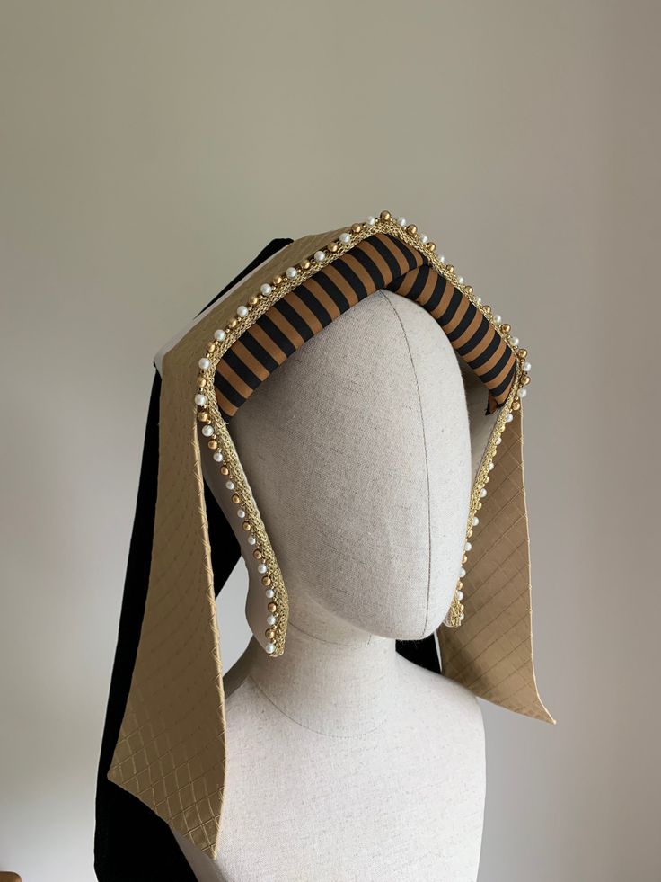 A style popularised by Katherine of Aragon, this 'Gable hood' Tudor era headdress is made to order.  Each headdress is constructed by hand using traditional millinery techniques and materials. This is a sturdy, well-crafted piece that will last many, many years. The decoration and details have come directly from portraits of the period, and the trims have been carefully curated to properly evoke the feel of the era. The headdress is fully lined in a cotton fabric, to help it grip to your head. T Katherine Of Aragon, Lauren Martin, Tudor Dress, Hat Inspiration, Tudor Fashion, Historical Hats, Tudor Era, Love Hat, Medieval Fashion