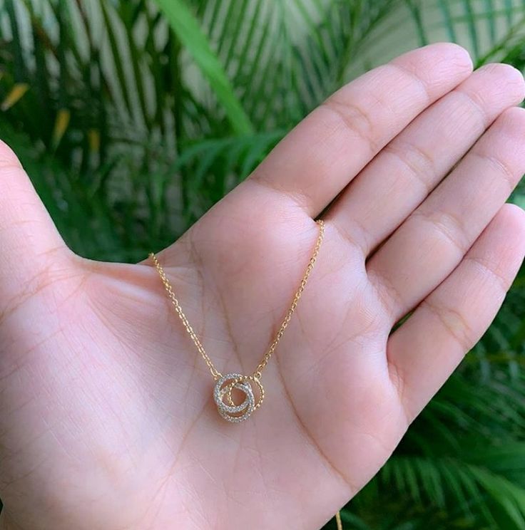 Latest Pendant Designs, Gold Chain With Locket Designs, Gold Pendant Designs, Simple Necklace Designs, Jewelry Necklace Simple, Unique Gold Jewelry Designs, S Initial, Locket Design, Neck Pieces Jewelry