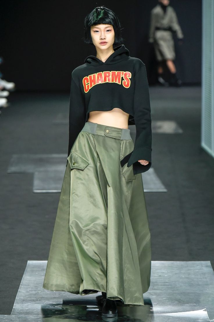 Hoodie With Dress Outfit, Genderless Fashion Streetwear, Modern Korean Fashion, Korean Fashion Week, Pant Skirt, Genderless Fashion, Korean Fashion Outfits, Fall Fashion 2016, Seoul Fashion Week