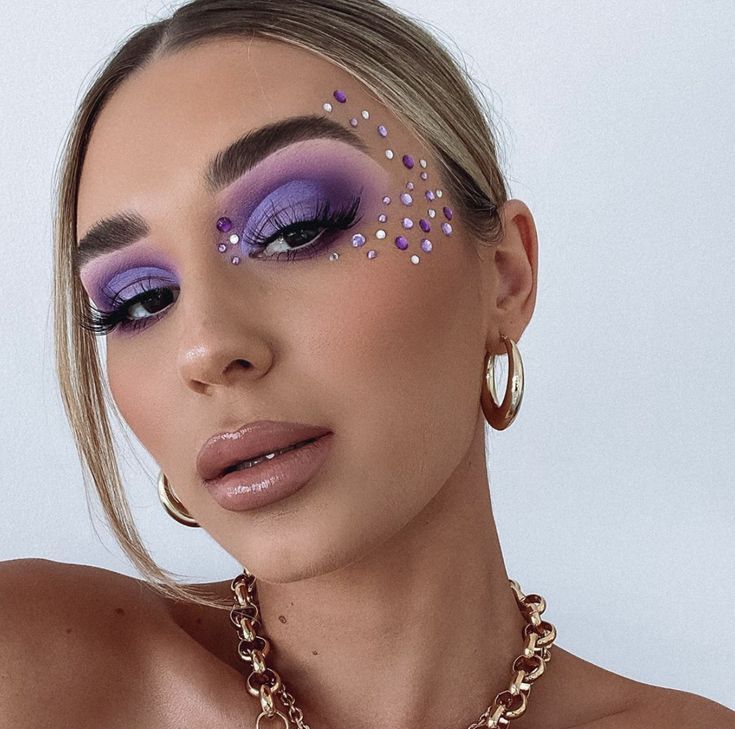 cabernetqween 🍷 | Festival eye makeup, Festival makeup glitter, Rave makeup Edc Makeup, Festival Eyeshadow, Glitter Carnaval, Festival Eye Makeup, Music Festival Makeup, Shani Grimmond, Purple Eyeshadow Looks, Gem Makeup, Purple Makeup Looks