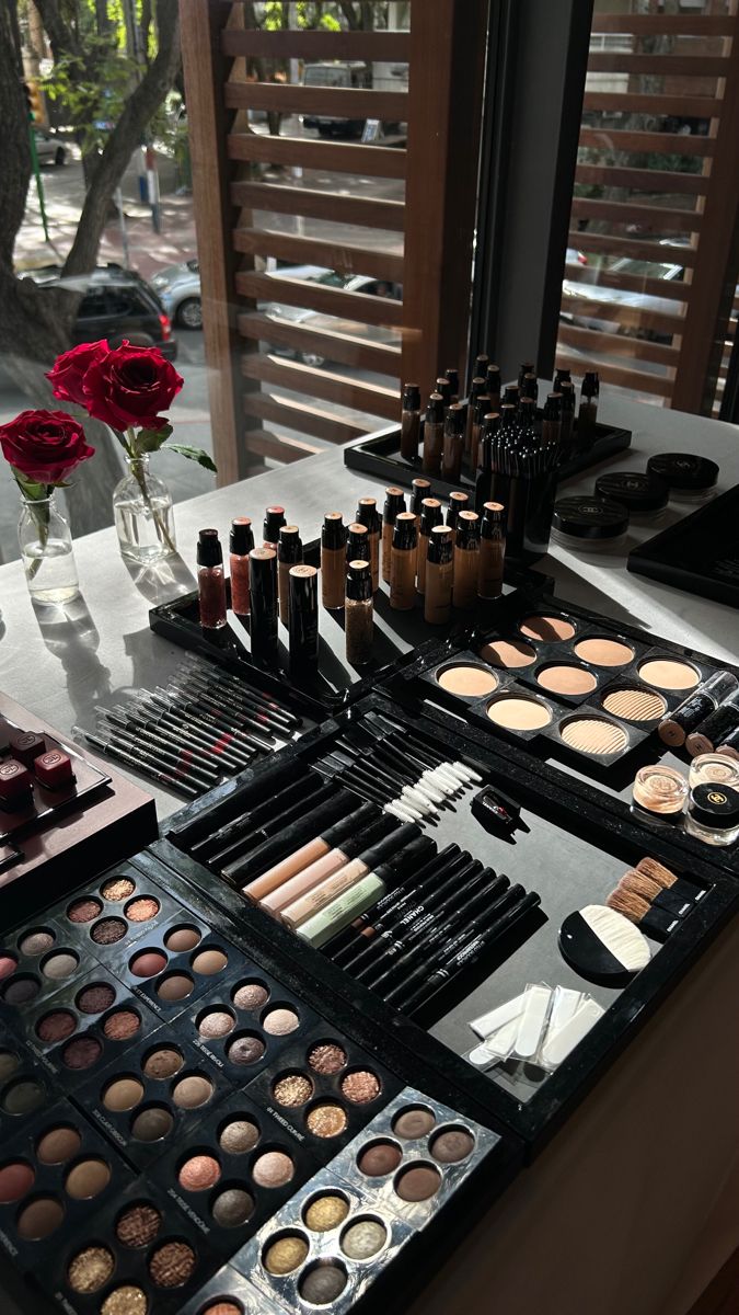 Makeup Artist Career, Makeup Artist Studio, Makeup Studio Decor, Makeup Companies, Makeup Artist Kit, Makeup Pallets, Makeup Class, Chanel Beauty, Black Makeup