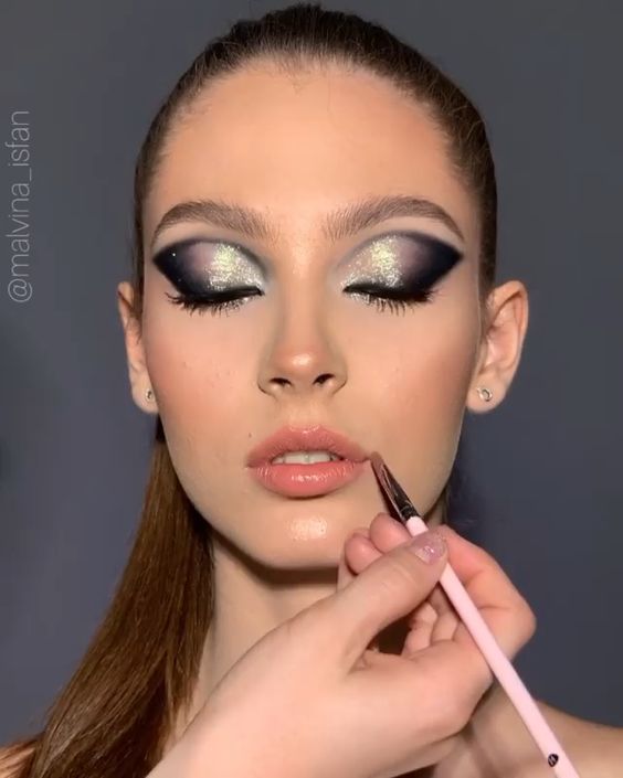 Silver Makeup Ideas, Retro Eye Makeup, Malvina Isfan, Black Swan Makeup, Swan Makeup, Metallic Eye Makeup, Maquillage Yeux Cut Crease, Diva Makeup, Drag Make-up