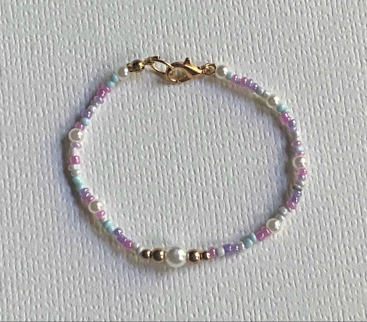 Purple Diy Bracelet, Small Beads Bracelets Ideas Aesthetic, Small Beads Bracelets Ideas, Purple Bead Bracelet Ideas, Purple Bracelets Beads, Purple Beads Bracelets, Beads Anklets Ideas, Purple Bracelet Ideas, Seed Bead Bracelets Ideas