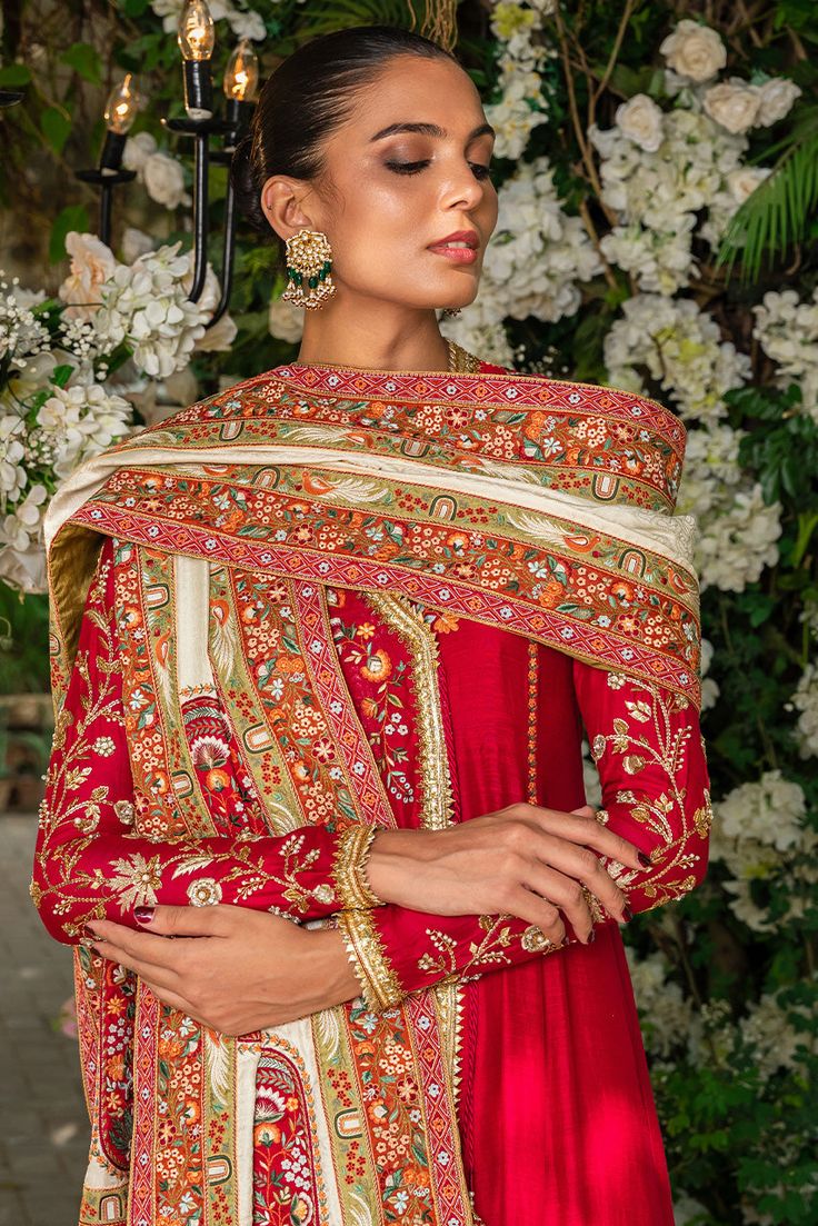 Temi – Sania Maskatiya International Punjabi Suit Boutique, Maharani Designer Boutique, Suit Stores, Designer Punjabi Suits, Boutique Suits, Designer Boutique, Amritsar, Indian Clothes, Floral Vine