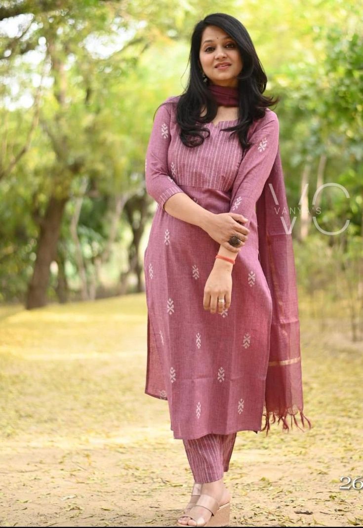 Kurtis For Birthday, Pose In Chudidar, Dress Materials Indian Cotton Stitching Ideas, Dress Materials Indian Cotton Design, Plaza With Kurti, Plain Kurti Designs Latest Fashion, Cotton Dress Material Stitching Designs, Chudidar Designs Cotton, Dressing Styles For Women