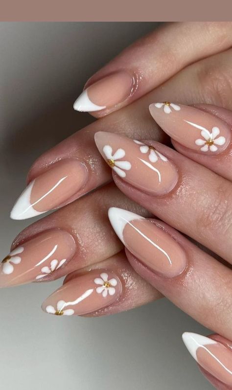 White Design Square Nails, Cute Nails With Nail Polish, Yellow Spring Nail Designs, Nude Nails Flower Design, White Flowers Nails Design, Cute Flower Nail Art, White And Yellow Nails Ideas, White And Gold Flower Nails, Nail Yellow Design