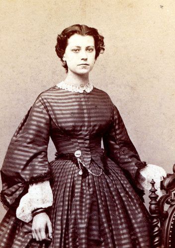 19th Century Women, 1860 Fashion, 19th Century Clothing, Victorian Photos, Century Clothing, Victorian Clothing, Victorian Women, Old Fashion, Vintage Portraits