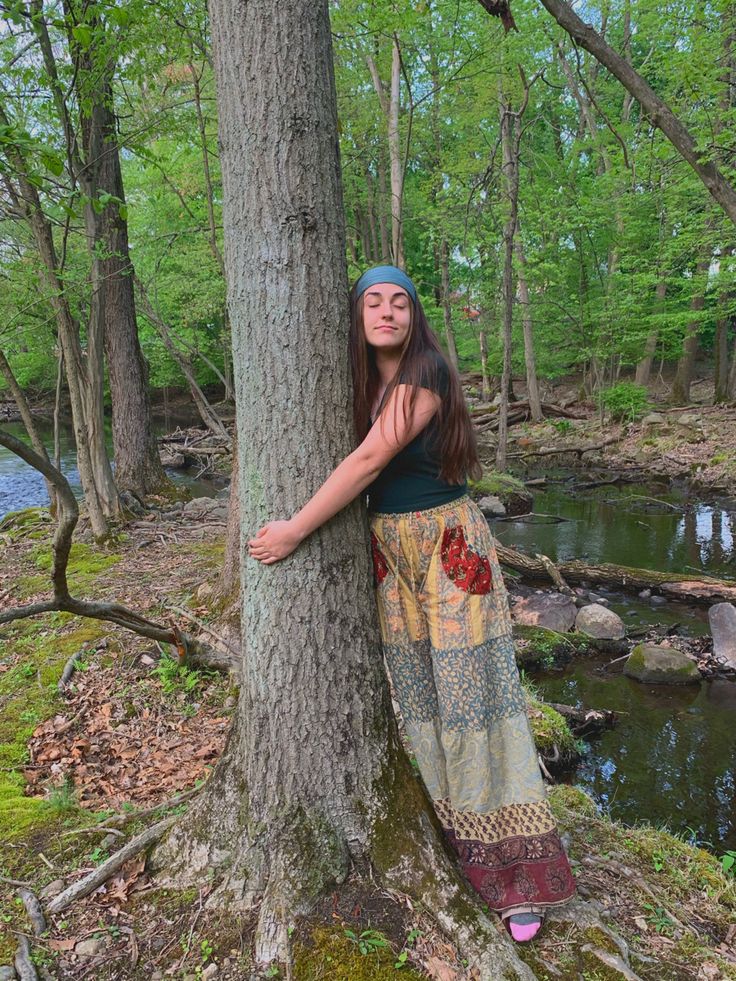 Hippy Girl, Hippy Girl Aesthetic, Vibe Hippie, Clean Hippie Aesthetic, Hippy Vibes, Treehugger Aesthetic, Hippy Aesthetic Outfit, Hippie Things, Hippie Pfp