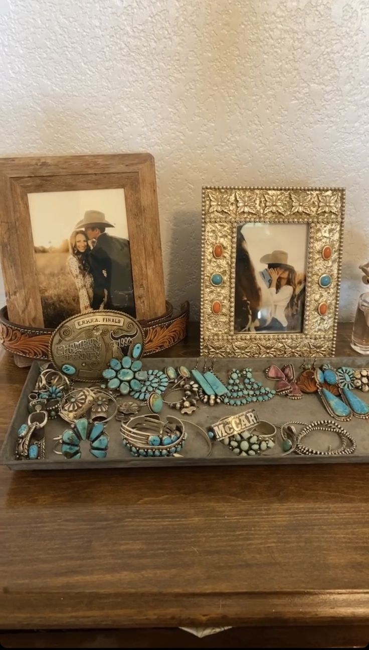 Western Dressing Room Ideas, Western Night Stand Decor, Western Dresser Decor, Dorm Room Ideas Western, Cozy Western Bedroom, Rustic Western Bedroom Ideas, Western Jewelry Holder, Cowgirl Apartment, Cowboy Home