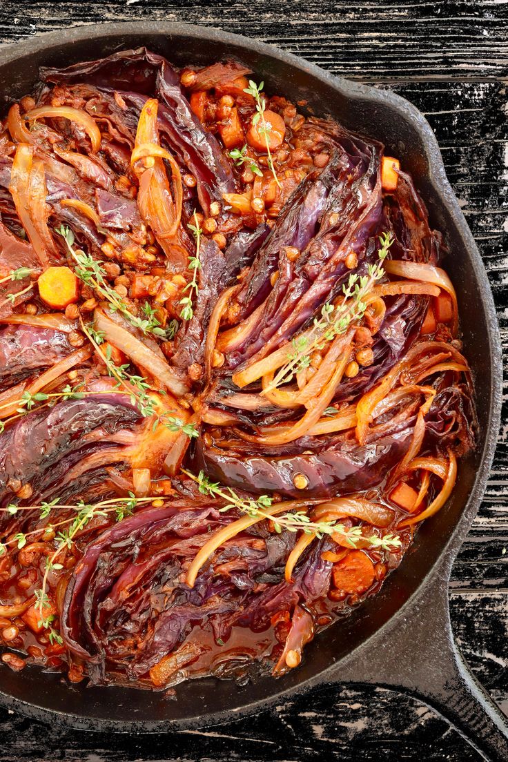 Red cabbage stew with carrots and fresh thyme in a large cast iron skillet. Melting Cabbage, Sauteed Red Cabbage, Cooked Red Cabbage, Vegetarian Stew, Cabbage Stew, Red Cabbage Recipes, Braised Red Cabbage, Braised Cabbage, Vegetarian Dish