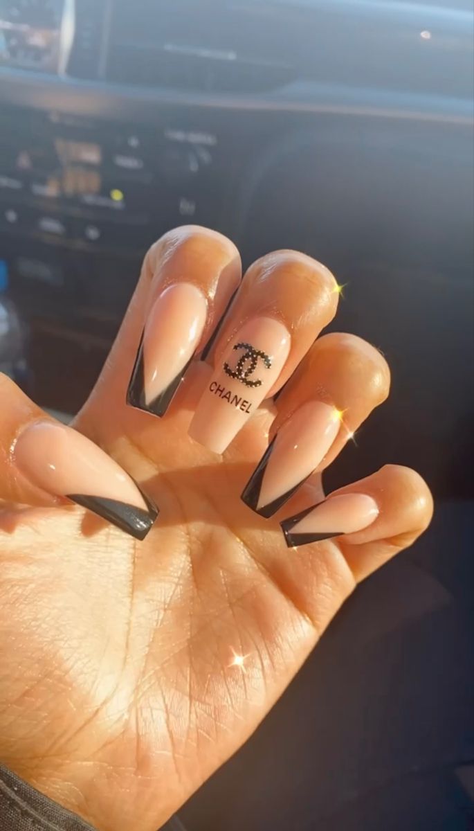 Nails Acrylic Chanel, Channel Nail Art, Designer Acrylic Nails Lv, Channel Nails Designs Chanel, Designer Nails Chanel, Chanel Nails Design Classy, Designer Nails Dior, Black Chanel Nails, Coco Chanel Nails Design