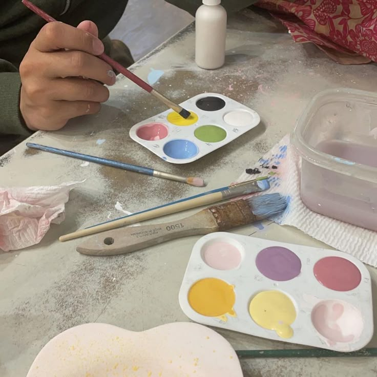 aesthetic painting date trays of pain and couple painting Coquette Date Ideas, Color Me Mine Date, Color Me Mine Aesthetic, Dating An Artist, Painting Date Aesthetic, Clay Date Ideas, Pottery Painting Date, Painting Date Ideas, Easy Clay Ideas