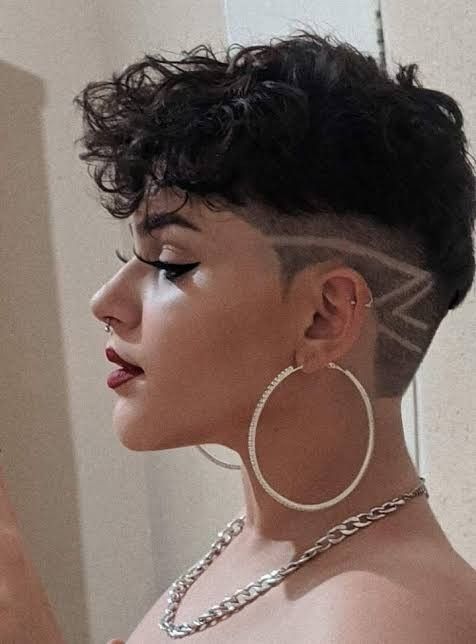 Short Hairstyle Women With Undercut, Short Hair For Thick Hair, Side Shaved Hair, Queer Hair, Undercut Hair Designs, Short Hair Designs, Shaved Hair Designs, Short Hair Tomboy, Short Curly Haircuts