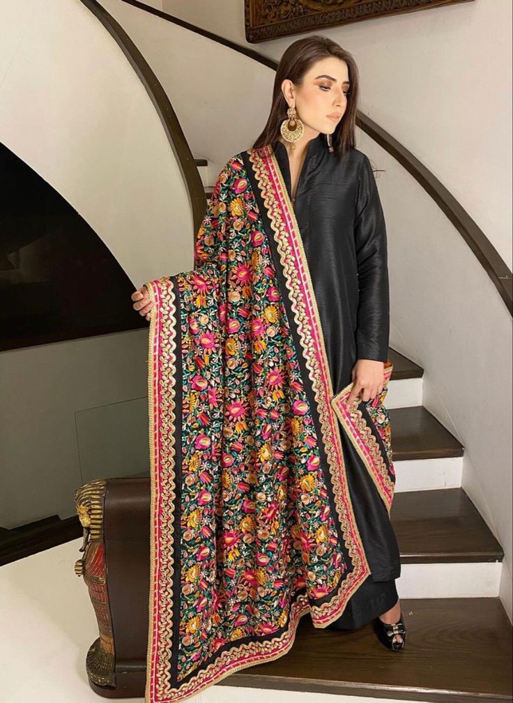 Black Plain Suit With Heavy Dupatta, Simple Suit With Heavy Dupatta, Dholki Outfit, Suit With Heavy Dupatta, Frock Salwar, Plain Anarkali, Contrast Dupatta, Plain Suit, Simple Suit