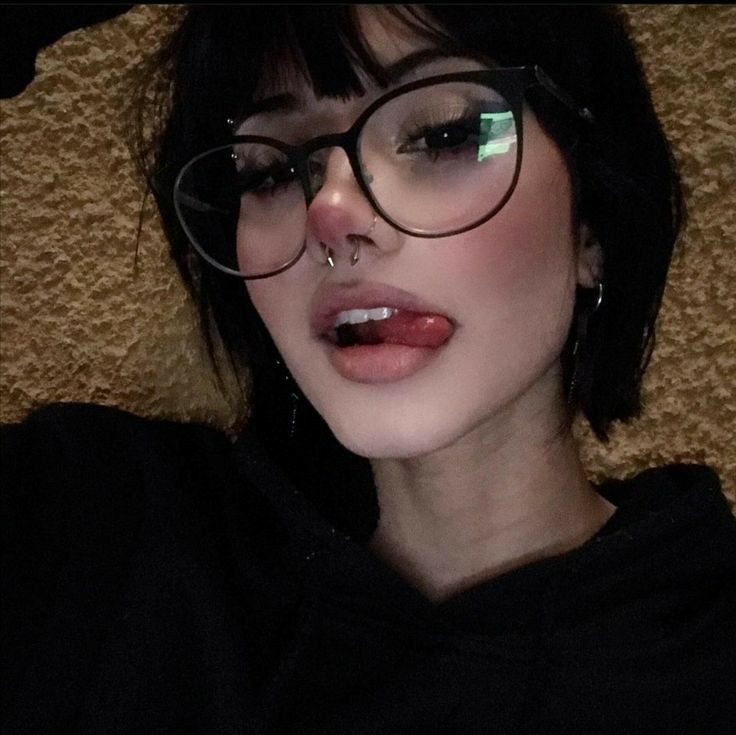 Gothic Glasses, Glasses Inspiration, Anna Banana, Glasses Makeup, Alt Girls, Alternative Makeup, People Clothes, Discord Pfp, Types Of Girls