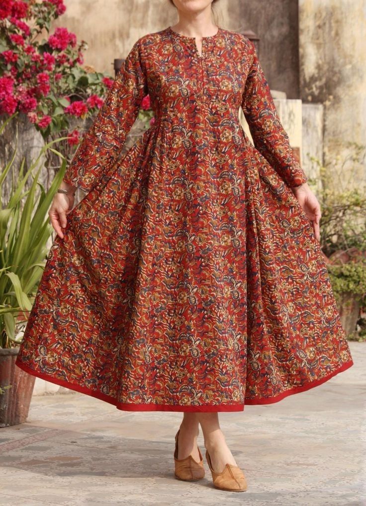 Pakistani Frocks Casual, Maternity Frocks, Frocks For Women, Aplic Work, Sleeveless Kurti, Long Frock Designs, Embroidery Boutique, Latest Dress Design, Long Frock