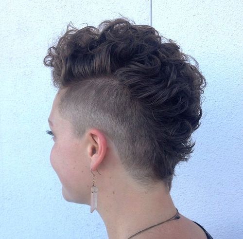 mohawk+haircut+for+women Mohawk Hairstyles For Girls, Women Mohawk, Girl Mohawk, Curly Mohawk Hairstyles, Short Mohawk, Mohawk Haircut, Curly Mohawk, Mohawk Hairstyles, Mohawks