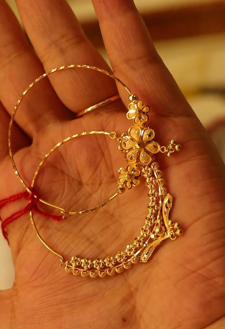 Bengali Nath Designs, Nose Ring Jewelry Indian Bridal, Nathunia Gold Design, Bridal Nath Designs In Gold Simple, Nathni Designs Gold, Indian Bride With Gold Jewellery, Gold Nath Designs Indian Simple, Gold Nathni Designs, Gold Nose Rings Bridal