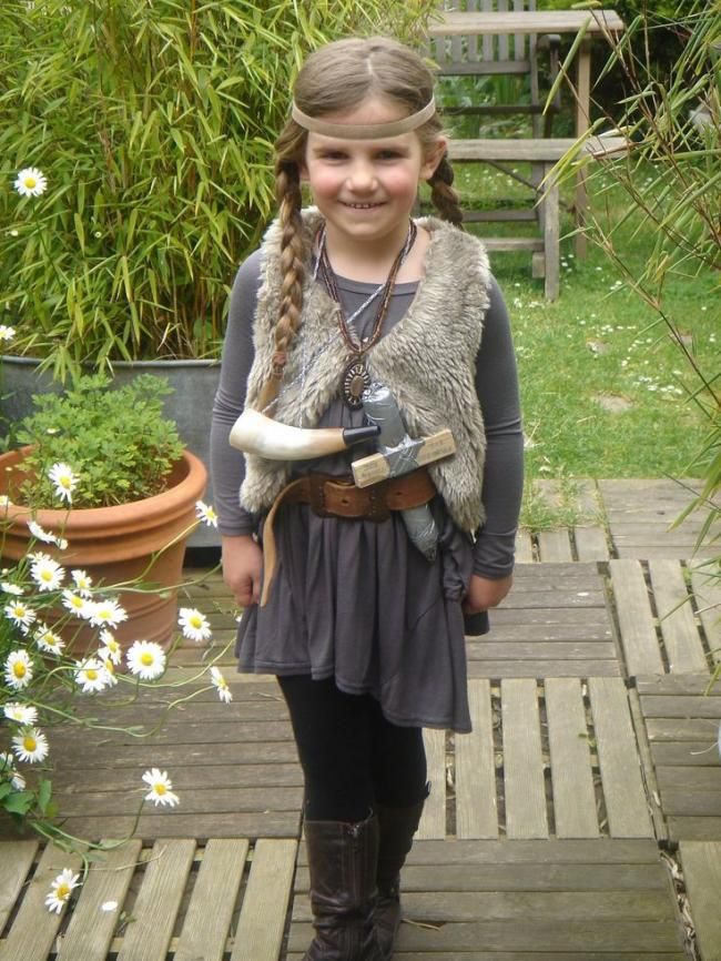 A Homemade Viking Costume For Girls. Now, where are all the little girls who want to be a Viking instead of a Disney Princess? Diy Viking Costume, Kids Viking Costume, Viking Costume Ideas, Vikings Costume Diy, Viking Halloween, Viking Halloween Costume, Viking Outfit, Viking Birthday, Viking Costumes