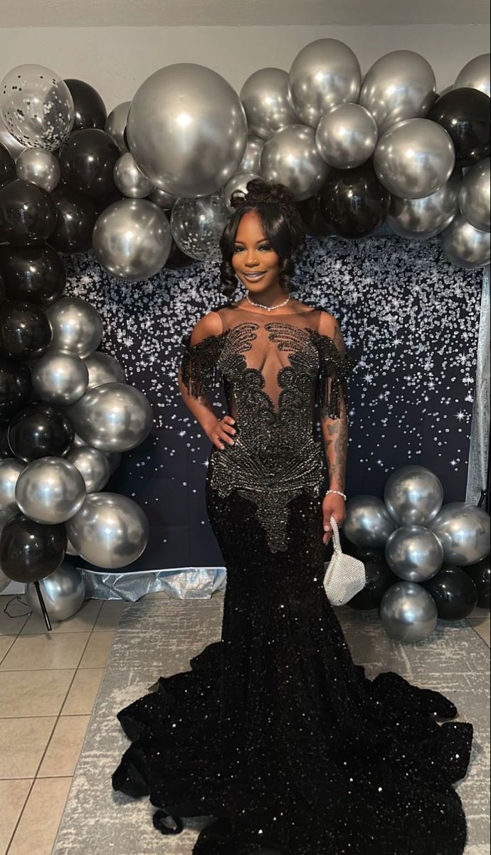 Prom Dresses Ideas Black People, Short Prom Dresses Black Women, Bad Prom Dresses, Gold Prom Dresses Black Women, Black Prom Dress Ideas, Black Prom Dresses Black Women, Dresses Baddie, Baddie Prom Dresses, Baddie Prom