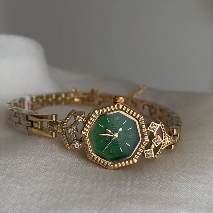 Green And Gold Watch, Vintage Gold Watch Women’s, Vintage Jewellery Aesthetic, Gold Watch Aesthetic, Vintage Watch Aesthetic, Vintage Watches Antique, Emerald Watch, Gold Bangle Watch, Vintage Gold Jewelry