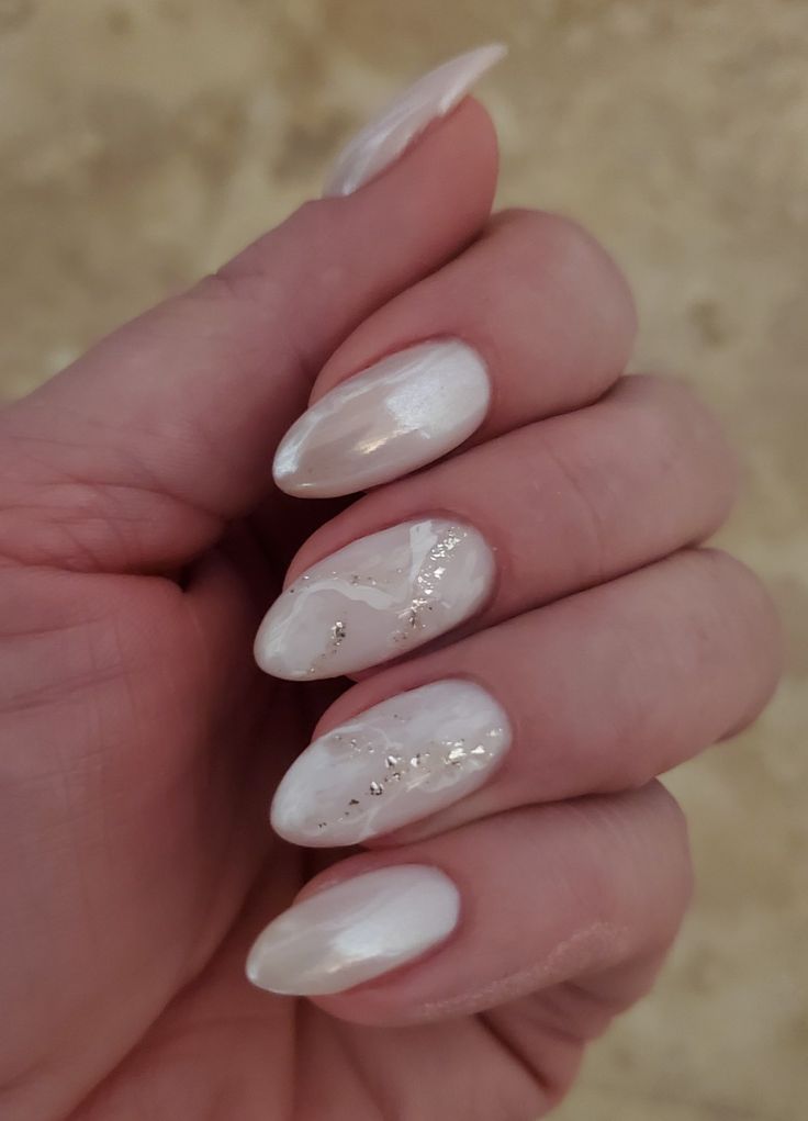 Milky white with marble effect and white chrome White Chrome Nails Wedding, Wedding Nails Pearl White, Nails For Ivory Wedding Dress, Marble Milky Nails, Ivory Gel Nails, Pearl White And Gold Nails, White Nails For Wedding The Bride, Ivory Gold Nails, Wedding Nails Marble