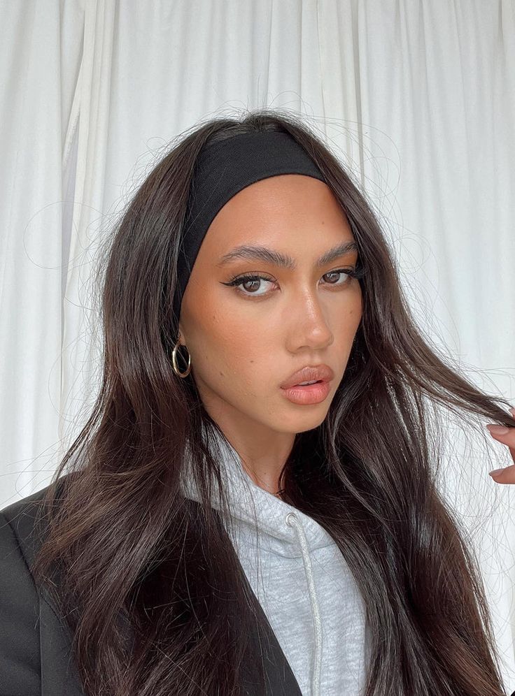 Thick Headband Aesthetic, Thick Black Headband Outfit, Cotton Headband Outfit, Headband Trend 2023, Headband Hairstyles 2023, Elastic Headband Outfit, Black Thick Headband, Thick Black Headband Hairstyles, Thick Headbands Hairstyles