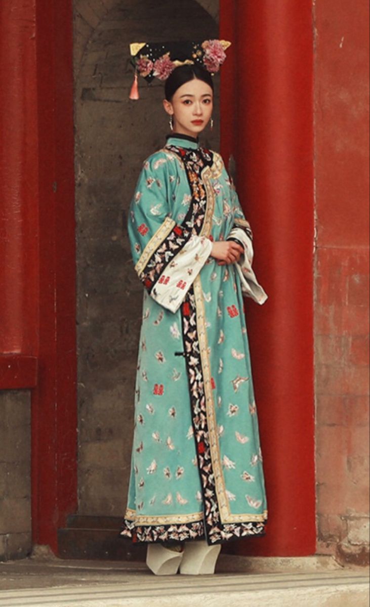 Qing Dynasty Clothing Woman, Comic Portfolio, Qing Dynasty Hair, China Traditional Dress, Chinese Historical Fashion, Ancient China Clothing, Chinese Ancient Clothing, Qing Dynasty Fashion, Qing Dynasty Clothing