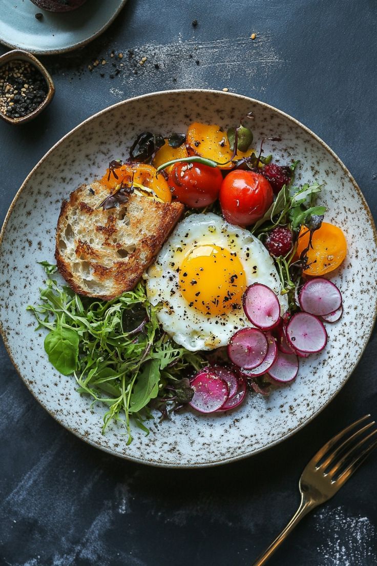 Plate with a fried egg, mixed greens, cherry tomatoes, radish slices, toast, and a fork on the side. Brunch Cafe Ideas, Italian Brunch Menu Ideas, Restaurant Brunch Ideas, Asian Brunch Ideas, Brunch Aesthetic Instagram, Brunch Plating, Sunday Brunch Aesthetic, Brunch Cafe Menu, Brunch Food Photography