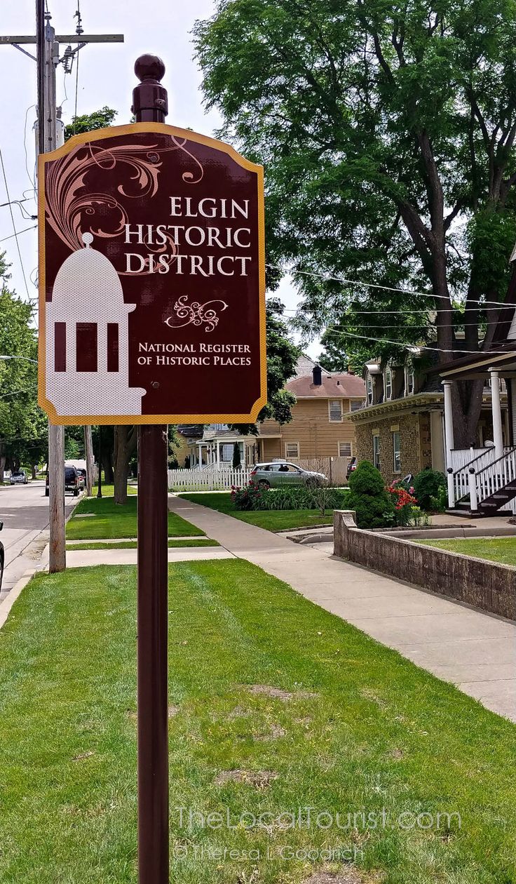 the sign for elgin historic district is in front of some houses