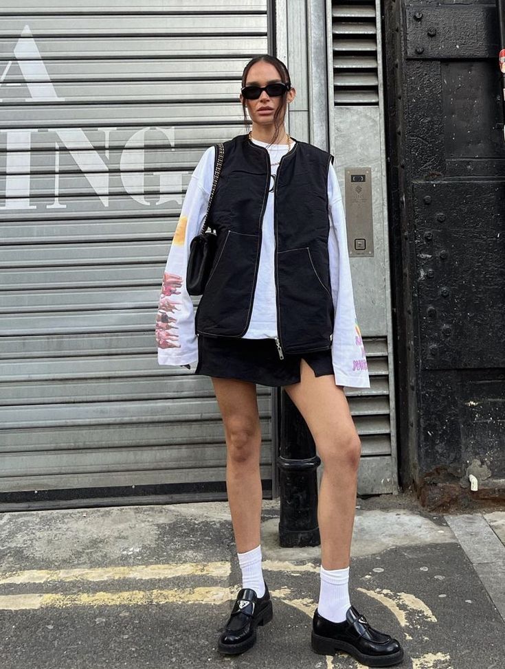 Tomboy Skirt Outfit, Vietnam Ootd, Taiwan Outfit, Japan Outfit Winter, Skirt Street Style, City Boots, Skinnydip London, Aesthetic Fits, Miniskirt Outfits