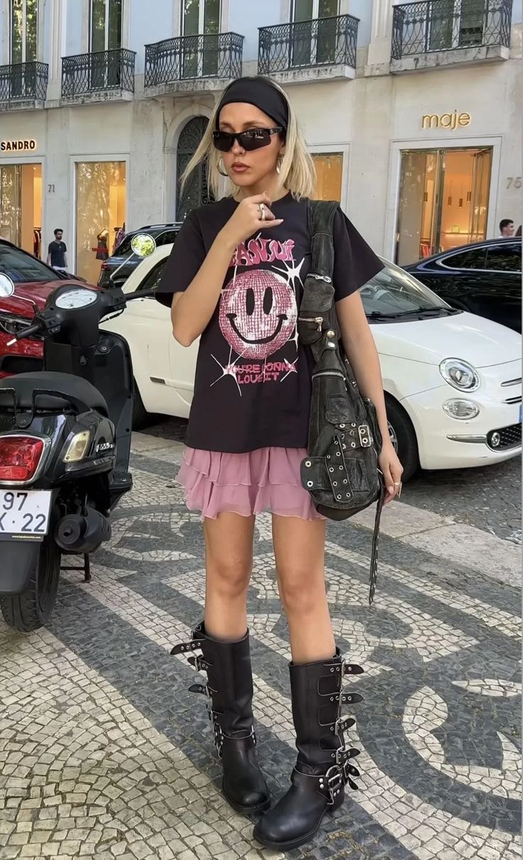 Pink And Black Concert Outfit, Cool Concert Outfits Summer, Street Wear 2024, Pink Concert Outfits, Edgy Style Outfits, T Shirt Outfits Women, Summer Edgy Outfits, Coldplay Outfit, Edgy Outfits Street Style