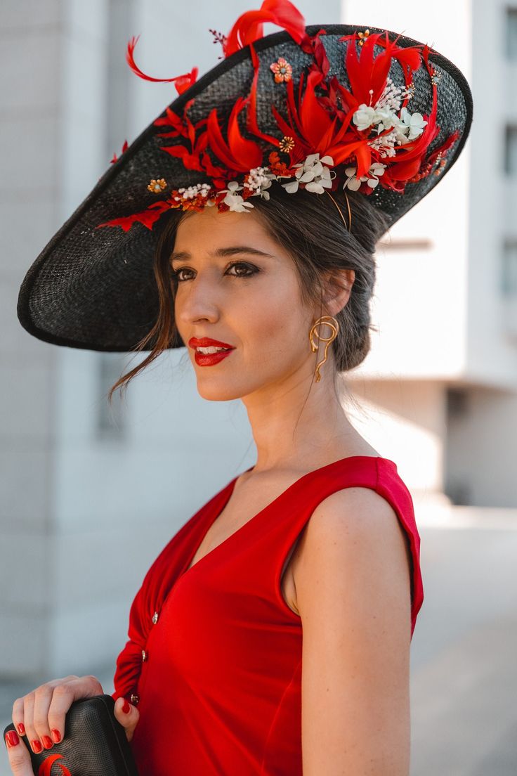 Black handmade occasion hat decorated with red ostrich feathers. All of our designs are 100% handmade in our studio-workshop in Southern Spain. If you would like to see more of our designs visit our WEBSITE at www.calabylilian.com and follow us on INSTAGRAM @calabylilian. As it is made by hand, it is possible that there may be small variations with regards to color and the exact position of the decorative elements. Natural preserved flowers have a special treatment that maintains their natural a Wedding Guest Hat, Kentucky Derby Outfit, Wedding Hats For Guests, Derby Attire, Derby Fashion, Royal Ascot Hats, Derby Outfits, Occasion Hats, Derby Fascinator