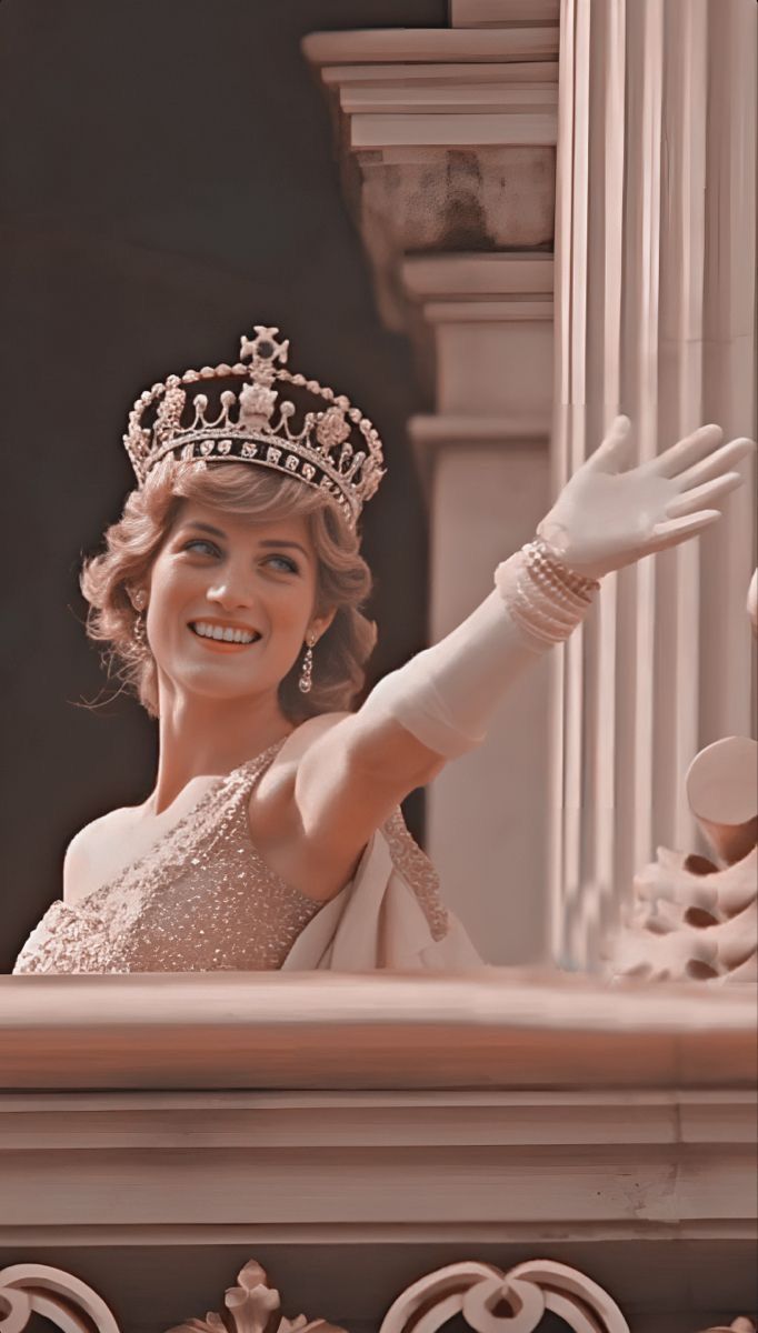 the queen waves from her balcony at an event