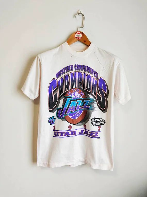 Vintage Shirt Design, Nba T Shirts, Shirt Design Inspiration, 90s Shirts, Utah Jazz, Nba Finals, Selling Clothes, Streetwear Tshirt, Nba Basketball