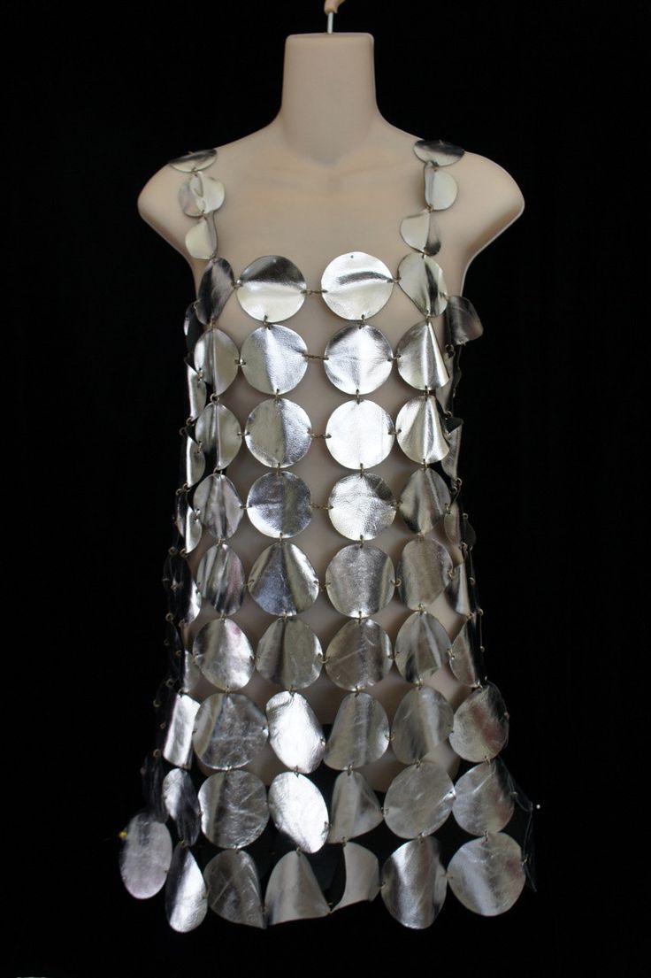 Dress construction ideas imitating Paco Rabanne Kinetic Fashion, Wearable Art Headpieces, Disc Dress, Recycled Dress Ideas, Wearable Art Recycled, Vintage Frocks, Wearable Art Fashion, Robert Piguet, Recycled Dress