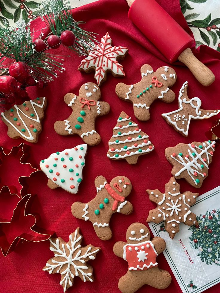 #winter #gingerbread #gingerbread Man #magic moments Easy Gingerbread Decorating Ideas, Aesthetic Gingerbread Cookies, Gingerbread Christmas Tree Cookies, Gingerbread Cookies Aesthetic, Gingerbread Cookie Designs, Christmas Cookies Aesthetic, Pink Christmas Bedroom, Girly Christmas Gifts, Cute Christmas Cookies