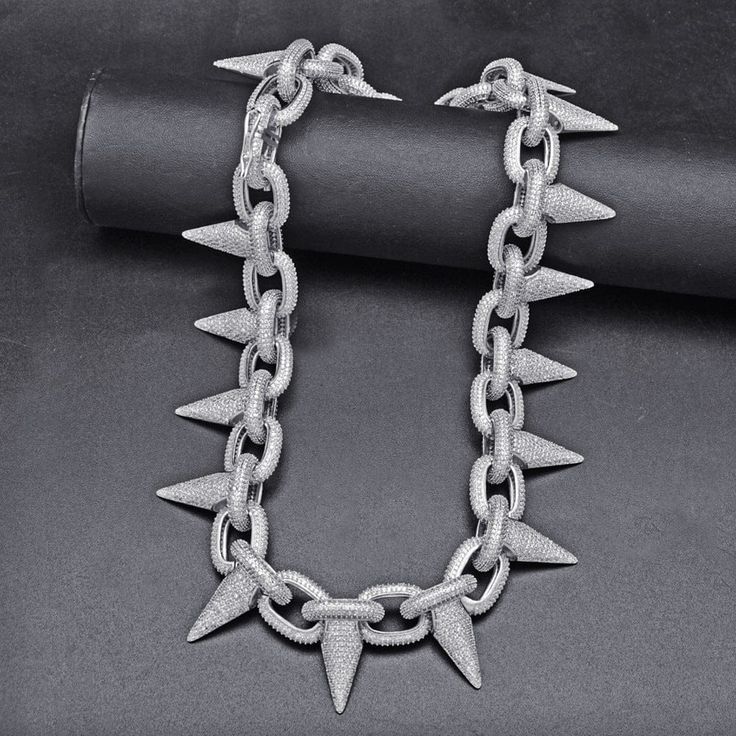 Tuez le jeu avec la chaîne la plus unique !
Le collier Rivet Spike a un design révolutionnaire, unique et sophistiqué, composé de pierres scintillantes serties de griffes. Ce collier est créé pour parler pour vous.
SPÉCIFICATIONS :

Diamants simulés créés en laboratoire AAAA+

Matériau fini : Or 18 k, plaqué or blanc de qualité supérieure

Réglage : Paramètres Micro Pave faits à la main Cuban Link Metal Jewelry For Parties, Iced Out Round Necklace For Party, Silver Cuban Link Necklace For Party, Party Silver Iced Out Chain Necklace, Party Iced Out Silver Chain Necklace, Party-style Iced Out Silver Chain Necklace, Iced Out Metal Cuban Link Jewelry, Hiphop Jewelry, Hip Hop Bling