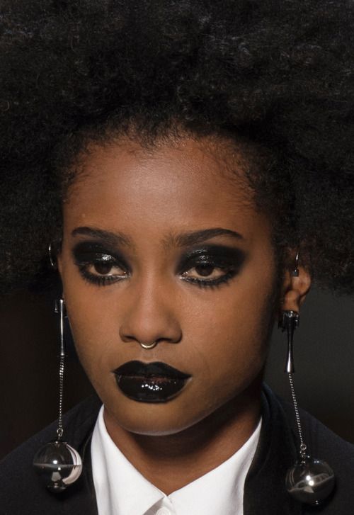 Black Eye Makeup On Black Women, Black Lipstick Looks Black Women, Black Lipstick Makeup Black Women, Black Lipstick Black Women, Dark Eye Looks, Tim Burton Core, Black Lipstick Makeup, Matte Make Up, Theater Play