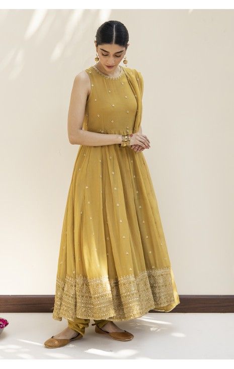 Mustard Kali Daar Simple Lehenga, Indian Outfits Lehenga, Anarkali Dress Pattern, Simple Kurta Designs, Simple Kurti Designs, Traditional Indian Dress, Islamabad Pakistan, Indian Dresses Traditional, Traditional Indian Outfits