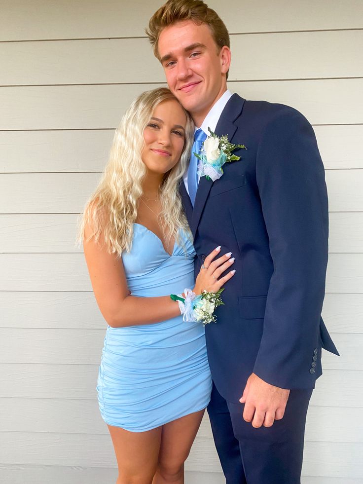 Light Blue Hoco Couple, Light Blue Hoco Dress, Homecoming Couples Outfits, Homecoming Couples, Homecoming Couple, Blue Hoco Dress, Cute Hoco Dresses, Homecoming Poses, Hoco Pics