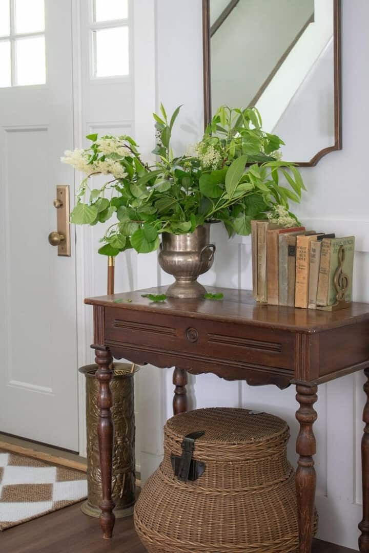 Small Entryway Ideas - The Honeycomb Home Cool Entryway Tables, Small Round Table Entryway, Vintage Inspired Entryway, Drop Leaf Table Decor Ideas, Small Entryway Styling, Phone Nook Ideas, Vintage Foyer Ideas Entryway, Entryway Table Decor Vintage, Entry Way Ideas Farmhouse