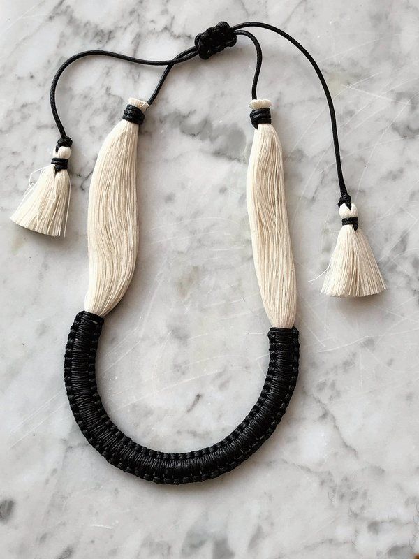 Leather Beaded Necklace, Leather Cord Jewelry, Textile Necklace, How To Start Yoga, Diy Fashion Hacks, Cord Jewelry, Fashion Hacks, Macrame Tutorial, Hippie Jewelry