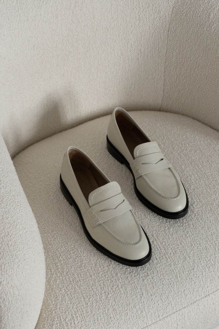 Cream Loafer Outfits Women, White Penny Loafers Outfit, Cream Loafers Outfit Women, Loafer Shoes Outfit Women, Cream Loafers Outfit, White Loafers Outfit Women, Tall High Heels, White Loafers Outfit, Loafers Shoes Outfit