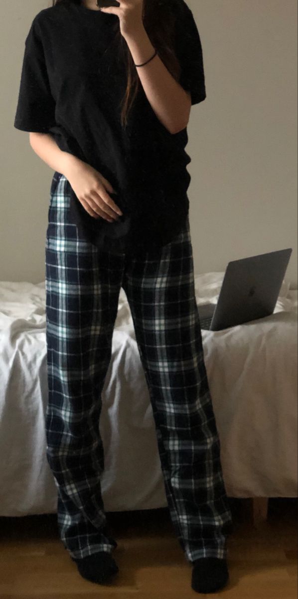 Big Shirt Pajamas Aesthetic, Plaid Bottoms Outfit, Tomboy Sleepwear, Emo Pajamas Aesthetic, Black Pjs Outfit, Pajamas Pants Aesthetic, Pyjama Bottoms Aesthetic, Dark Academia Pyjamas, Sleep Wear Aesthetic Comfy