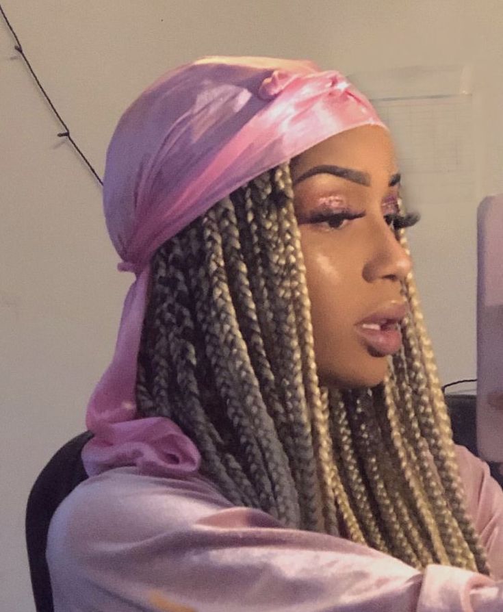 Durags Women Braids, Durag With Box Braids, Durag With Braids, Durags Women Outfits, Durag Woman, Durags Women, Cabello Afro Natural, Afro Braids, Hair Scarf Styles