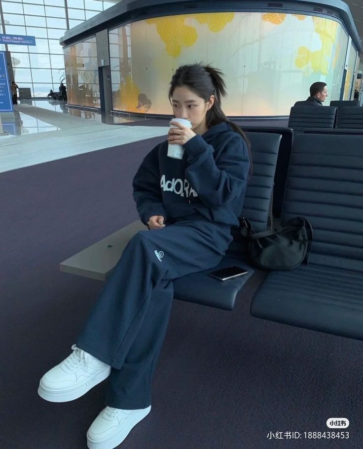 Airport Outfit Comfy, Comfy Airport Outfit, Airport Fits, Outfit Korean, Korean Casual Outfits, Trip Outfits, Casual Day Outfits, Tomboy Outfits, Trik Fotografi