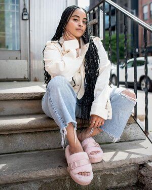 Ugg Slides Outfit Ideas, Outfits With Ugg Slippers, Ugg Slides Outfit, Moda Dope, Fur Slides Outfit, Ugg Fluffita, Pink Ugg Slippers, Slipper Outfit, Slippers Outfit